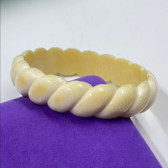 💛 Antique Cream Bone Bangle Bracelet - Picture 1 of 5